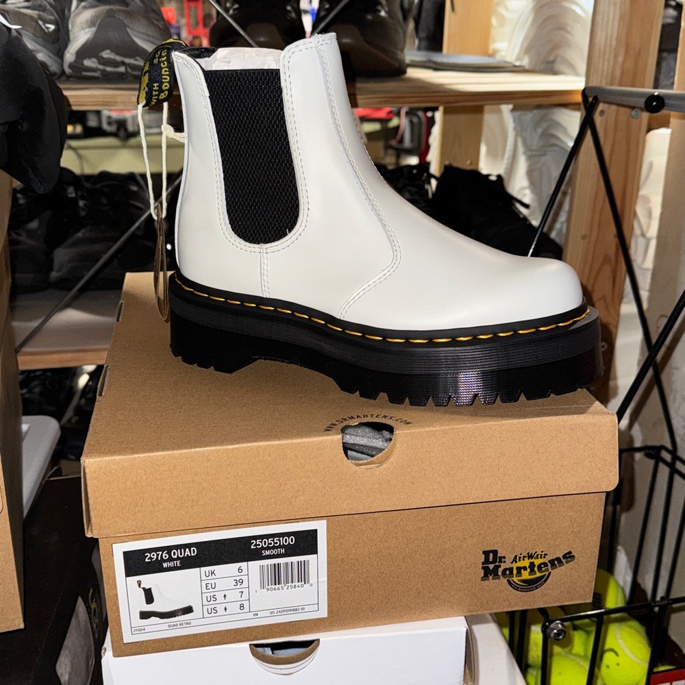 NIB Dr Martens 2976 quad platform Chelsea boots